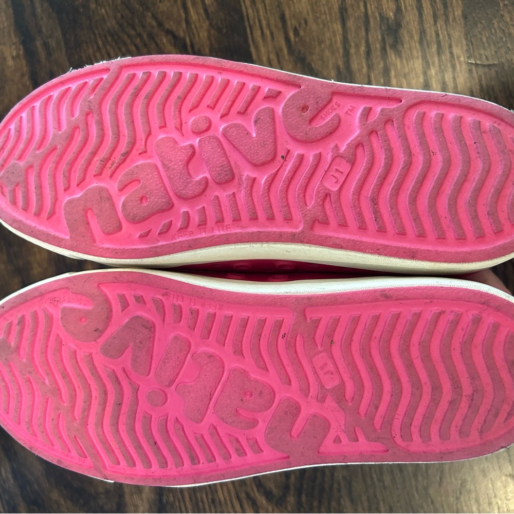 Girls pink Native shoes, Size 1. - Picture 6 of 7